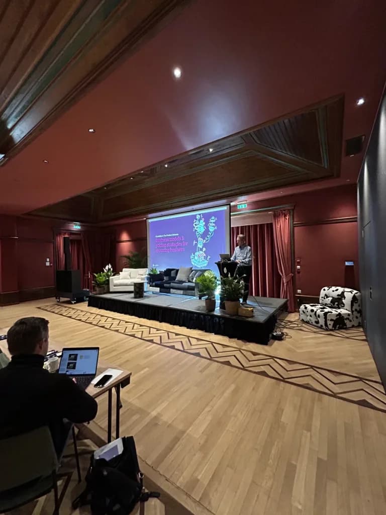 Ståle Eikeri announcing Partner of the Year 2025 Crystallize Award winner.